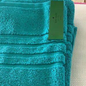 NWT Kate Spade bath towel set. Set inc. 2 bath, one hand and 4 washcloths